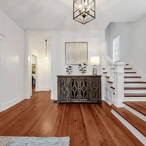 Exquisite Two-story Located In Midtown Memphis